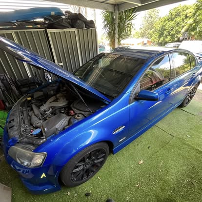 Damo's Auto Air Conditioning & Mechanical technician at work